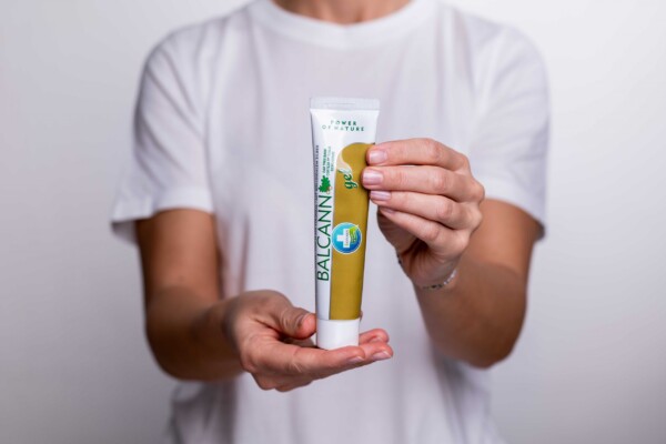 Pour dire adieu aux zones sèches sur votre corps, voici le gel Balcann par Annabis.